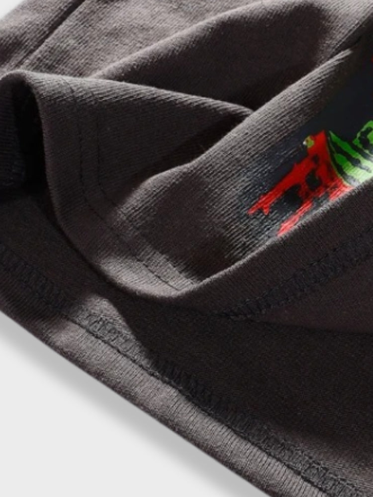 Tenez le tee-shirt de la porte