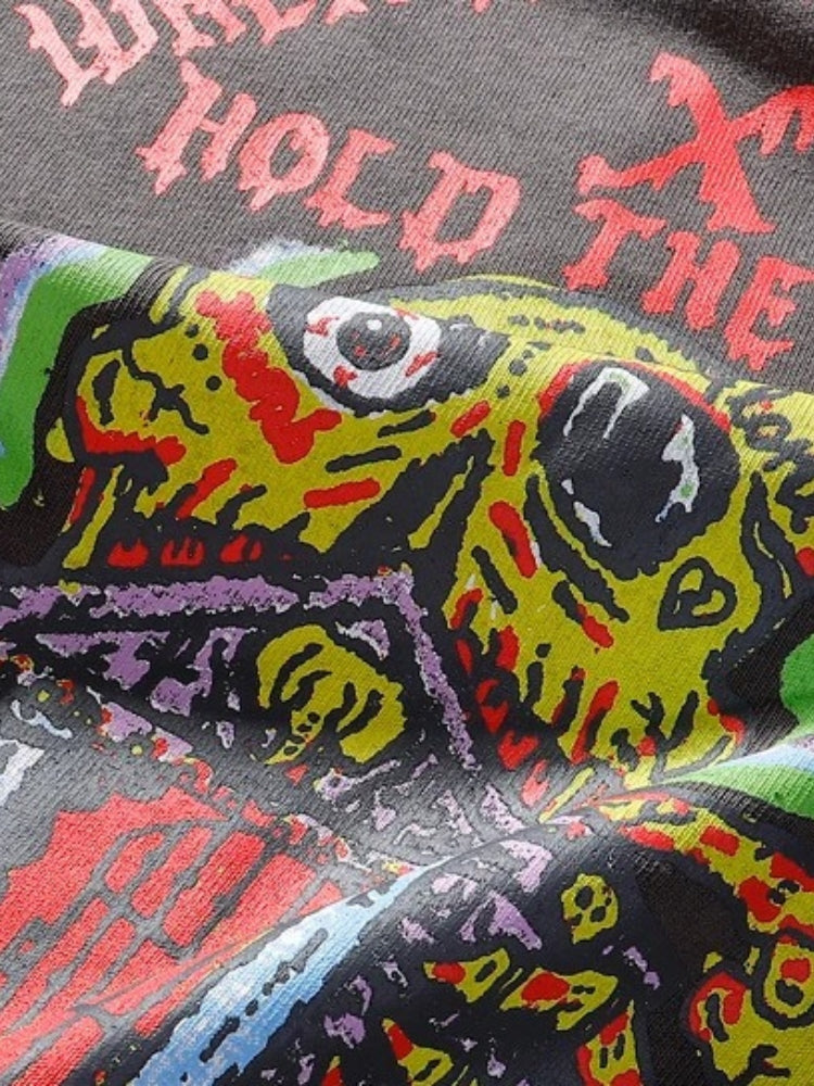 Tenez le tee-shirt de la porte