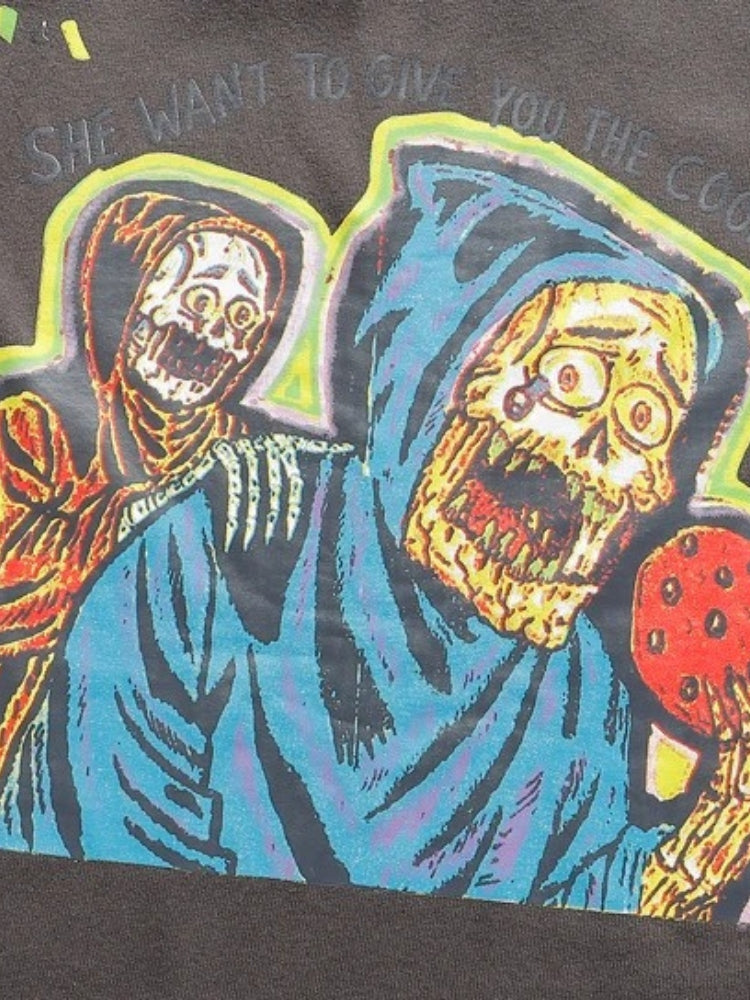 Tenez le tee-shirt de la porte