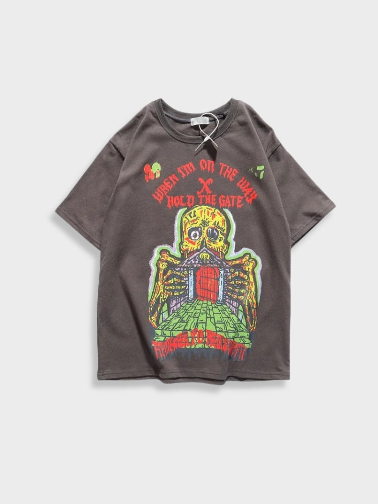 Tenez le tee-shirt de la porte