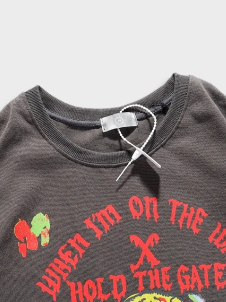 Tenez le tee-shirt de la porte