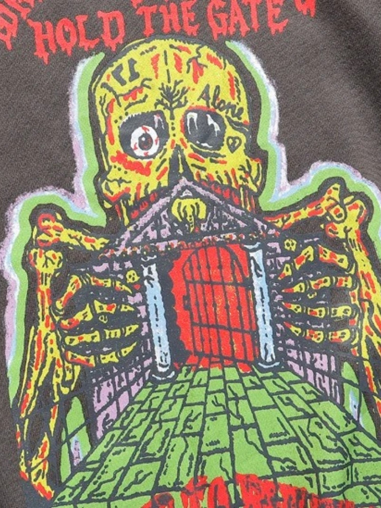 Tenez le tee-shirt de la porte