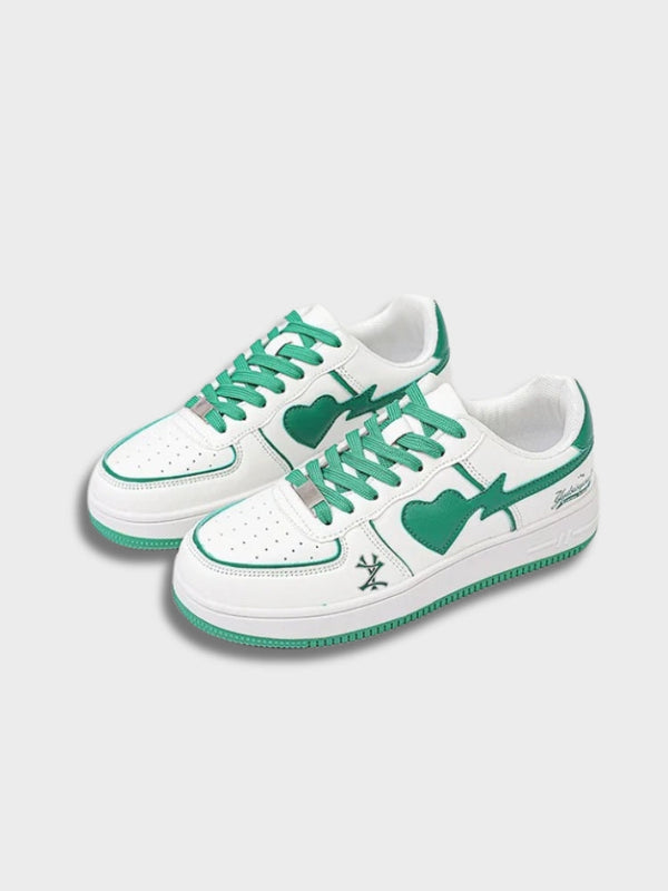 Scarpe da ginnastica bianche pulite con cuore retrò